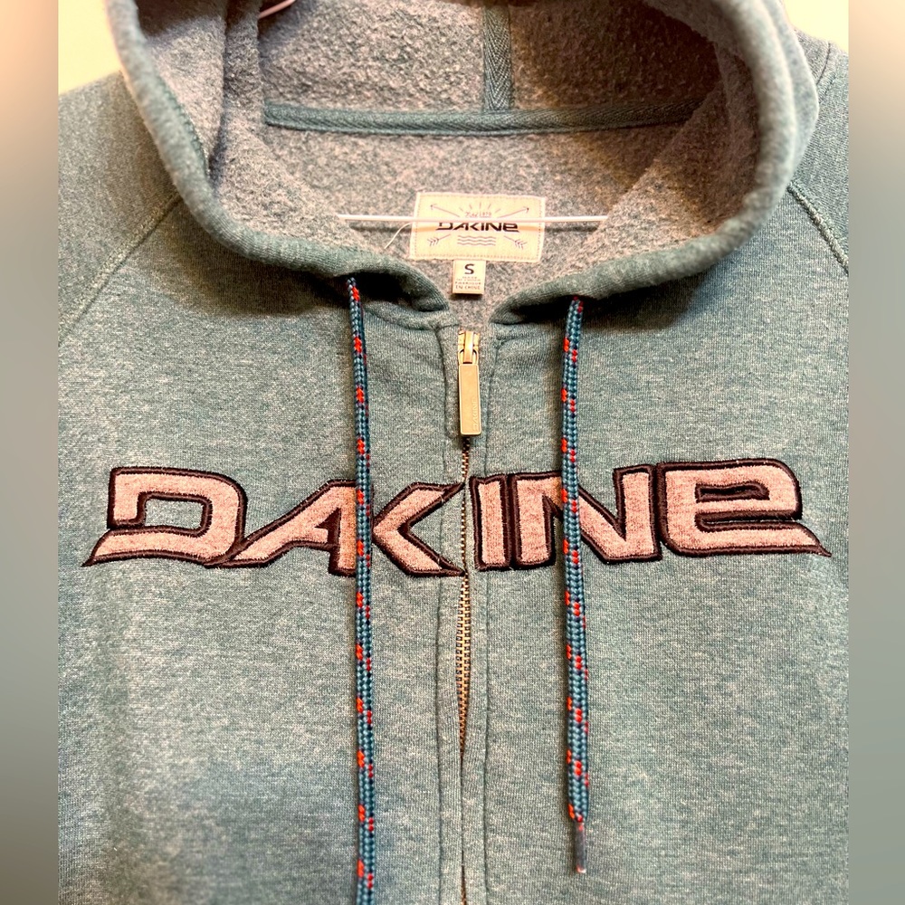 Men’s Dakine zip up hoodie.